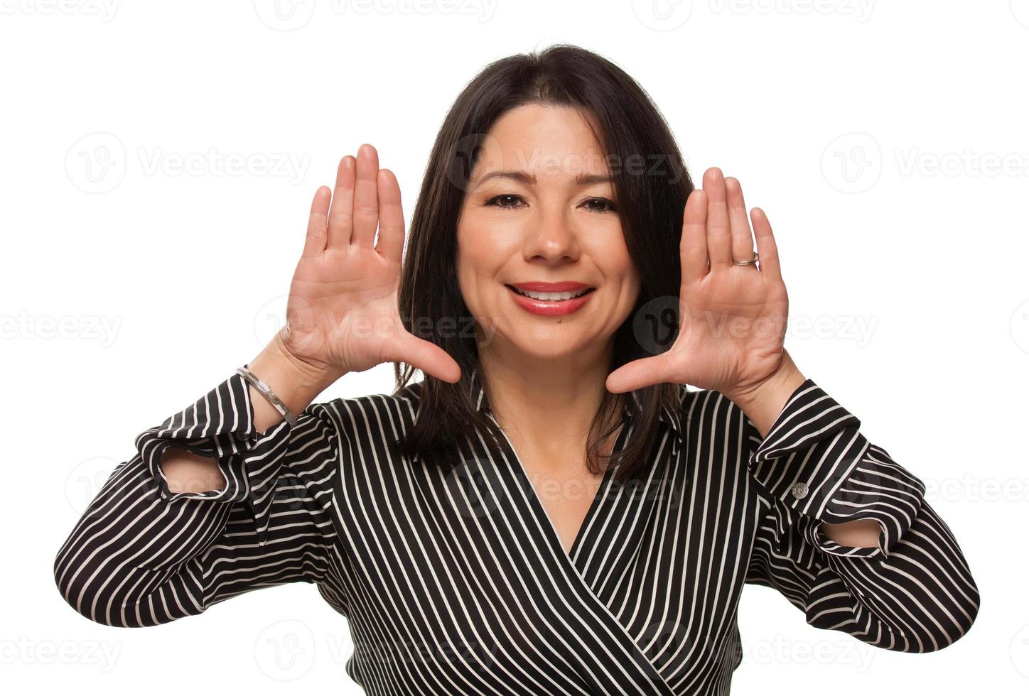 jolie femme multiethnique avec les mains encadrant le visage photo