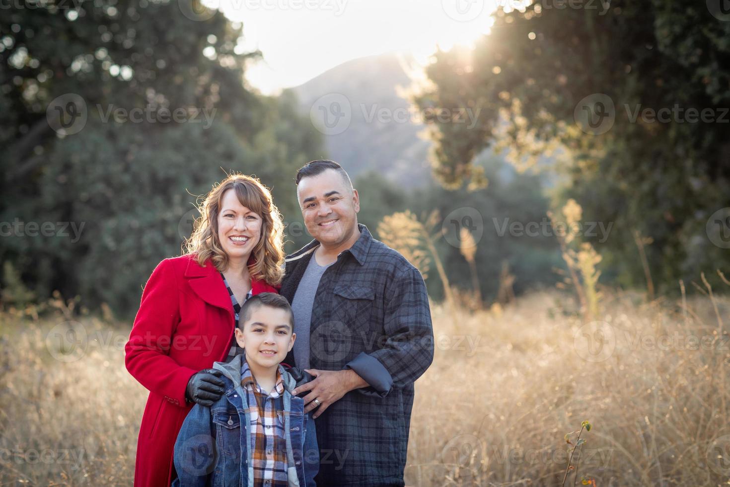 portrait de famille métisse à l'extérieur photo