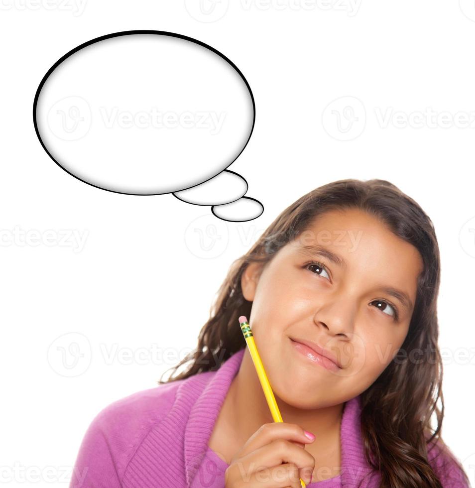 jeune fille hispanique âgée avec un crayon et une bulle de pensée vide photo