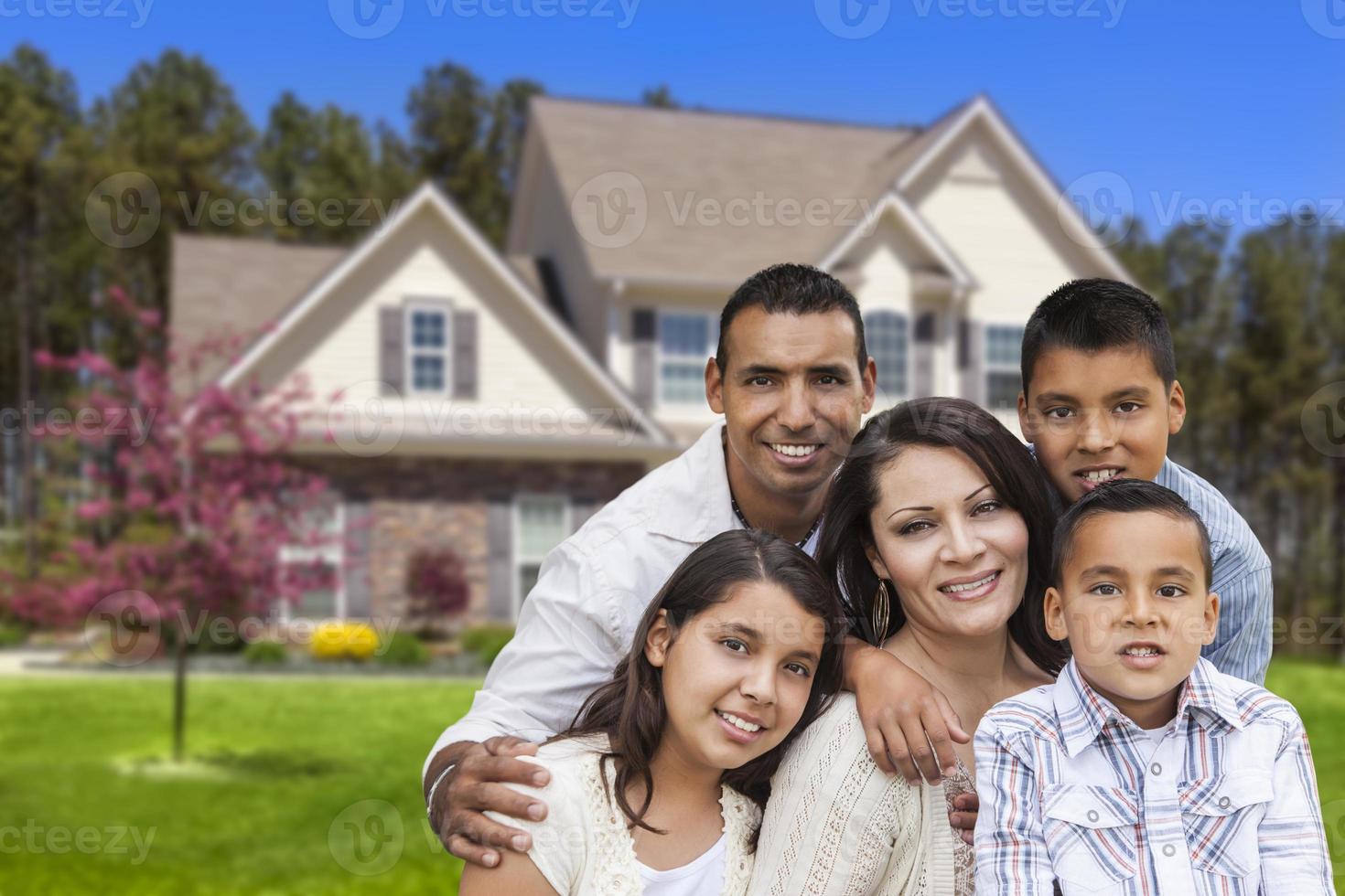 famille hispanique devant la belle maison photo