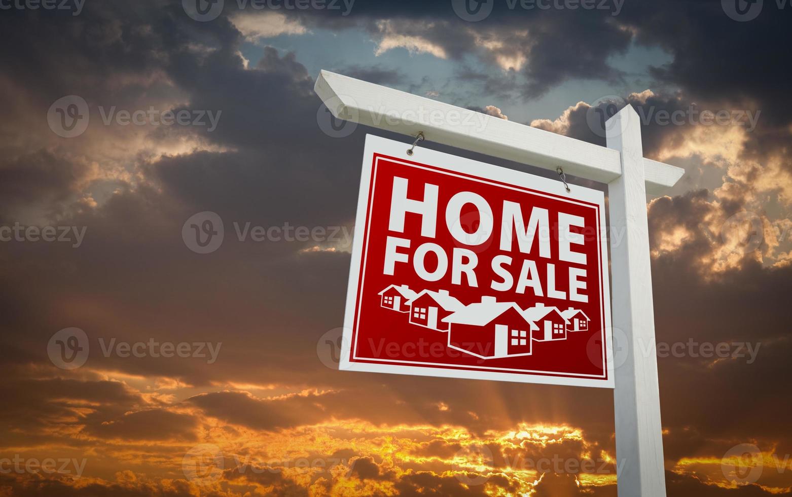 maison rouge à vendre signe immobilier sur ciel coucher de soleil photo
