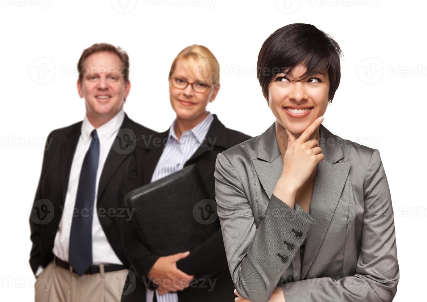 femme d'affaires avec portrait d'équipe sur blanc photo