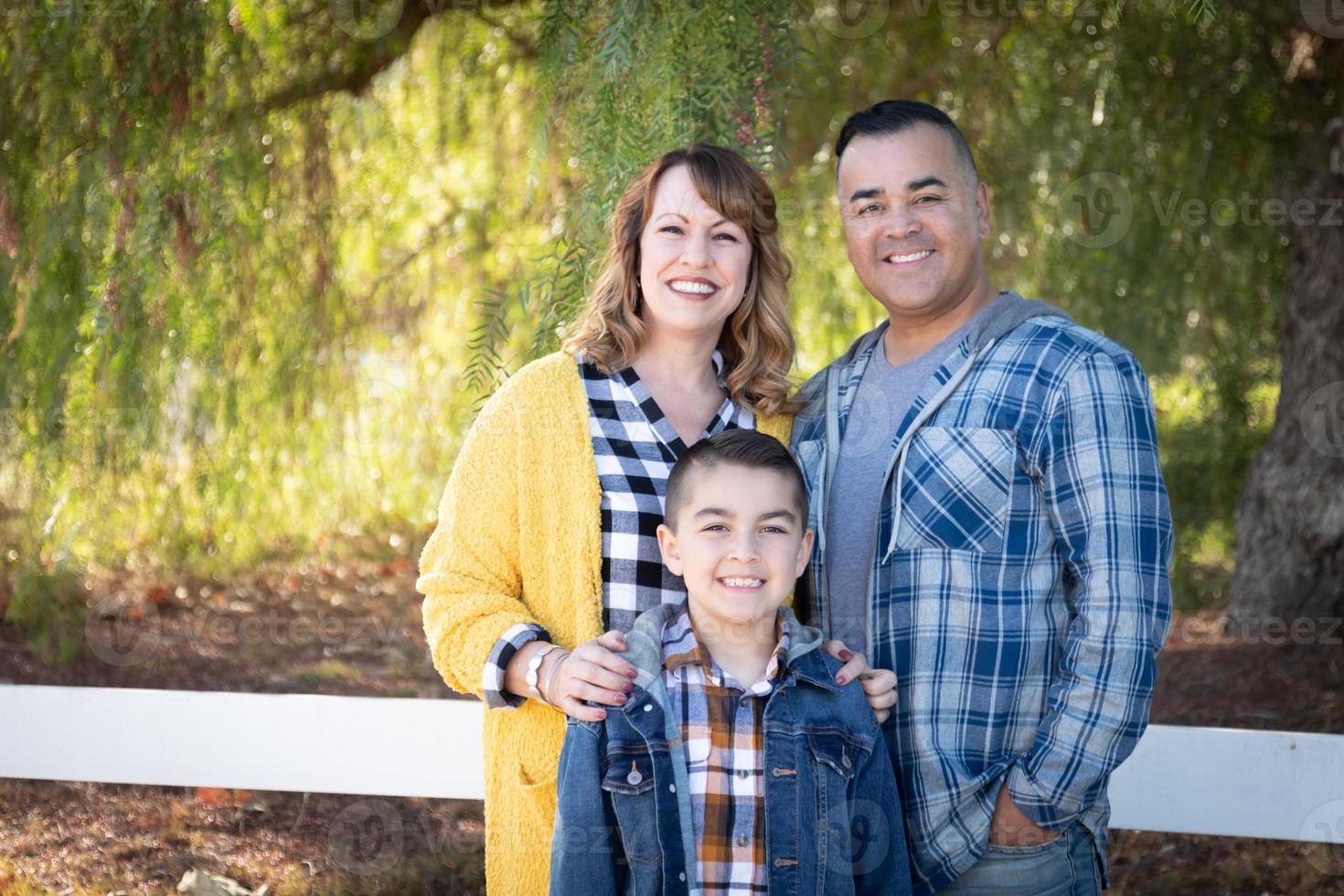 portrait de famille métisse à l'extérieur photo