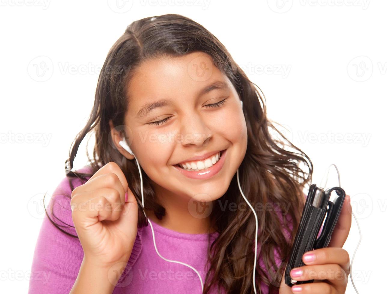 jolie fille hispanique écoutant de la musique photo