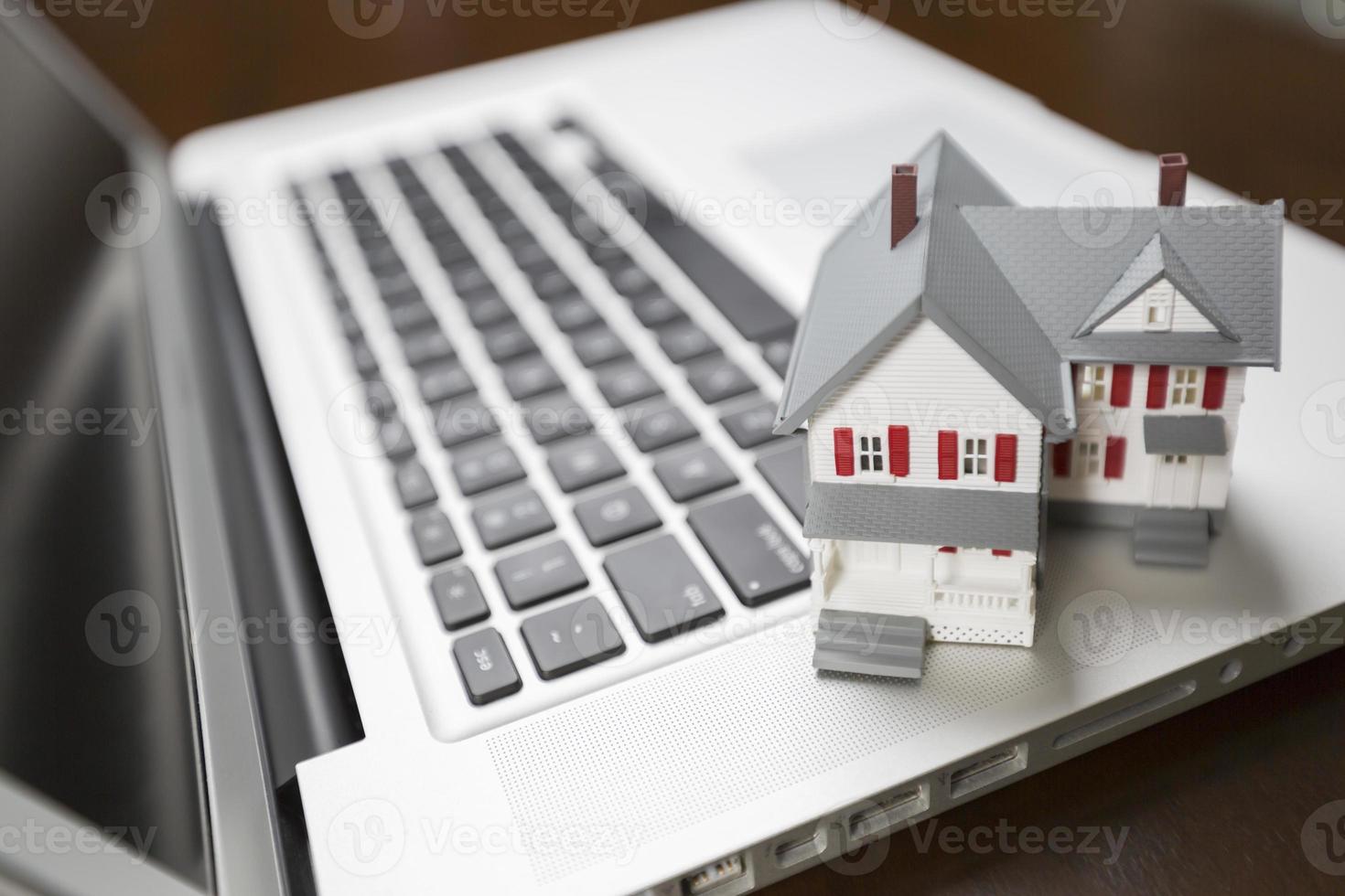 maison miniature sur ordinateur portable photo