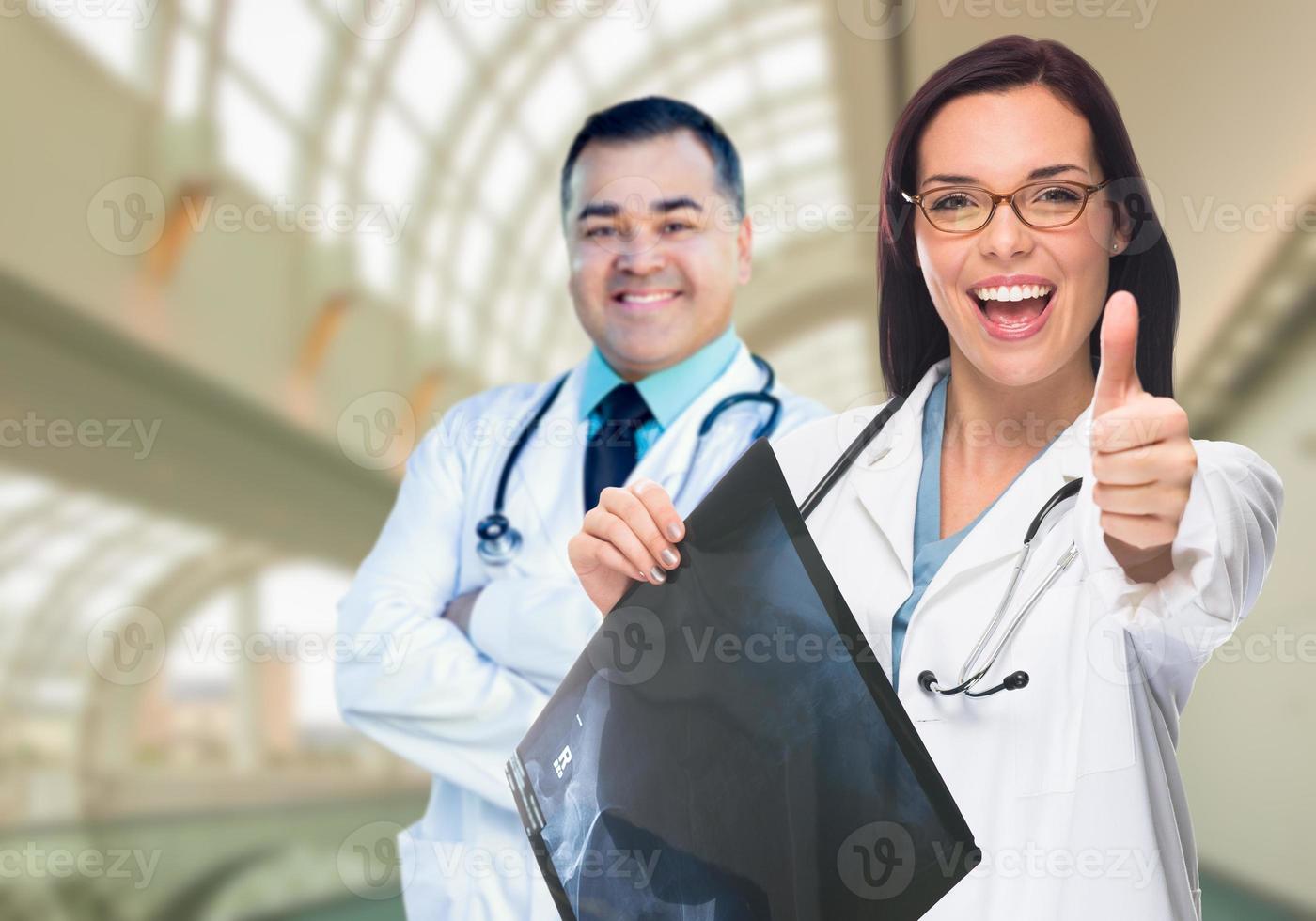 médecins ou infirmières tenant une radiographie à l'intérieur de l'hôpital photo