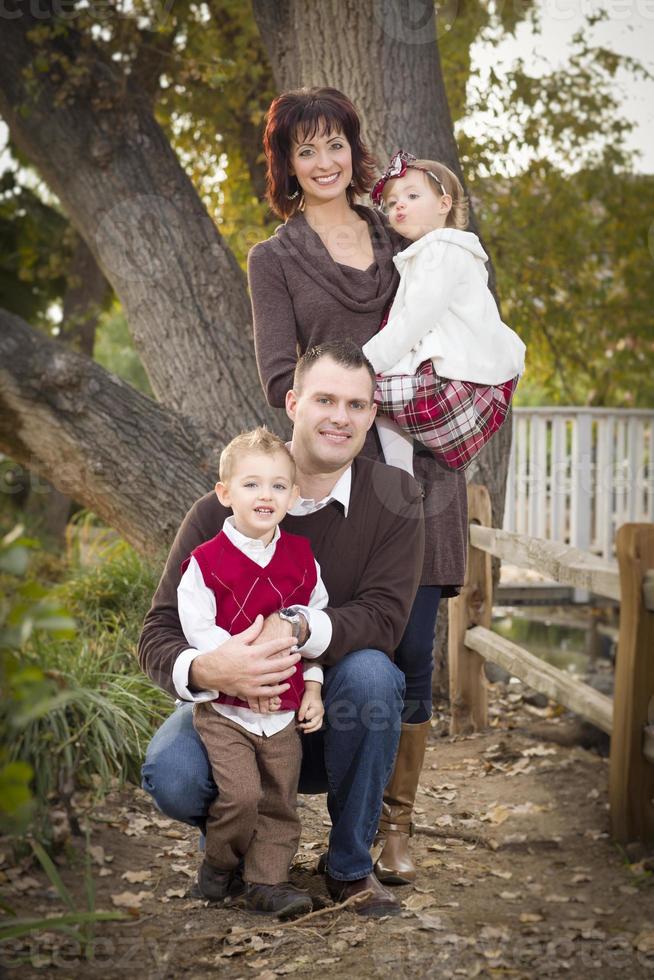 portrait de jeunes parents et enfants attrayants dans le parc photo