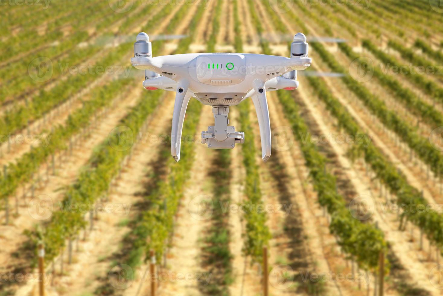 drone quadricoptère système d'avion sans pilote dans les airs au-dessus d'une ferme de vignes photo