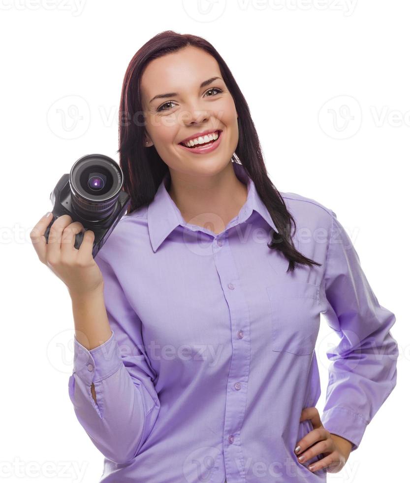 Jolie jeune femme de race mixte avec appareil photo reflex numérique sur blanc