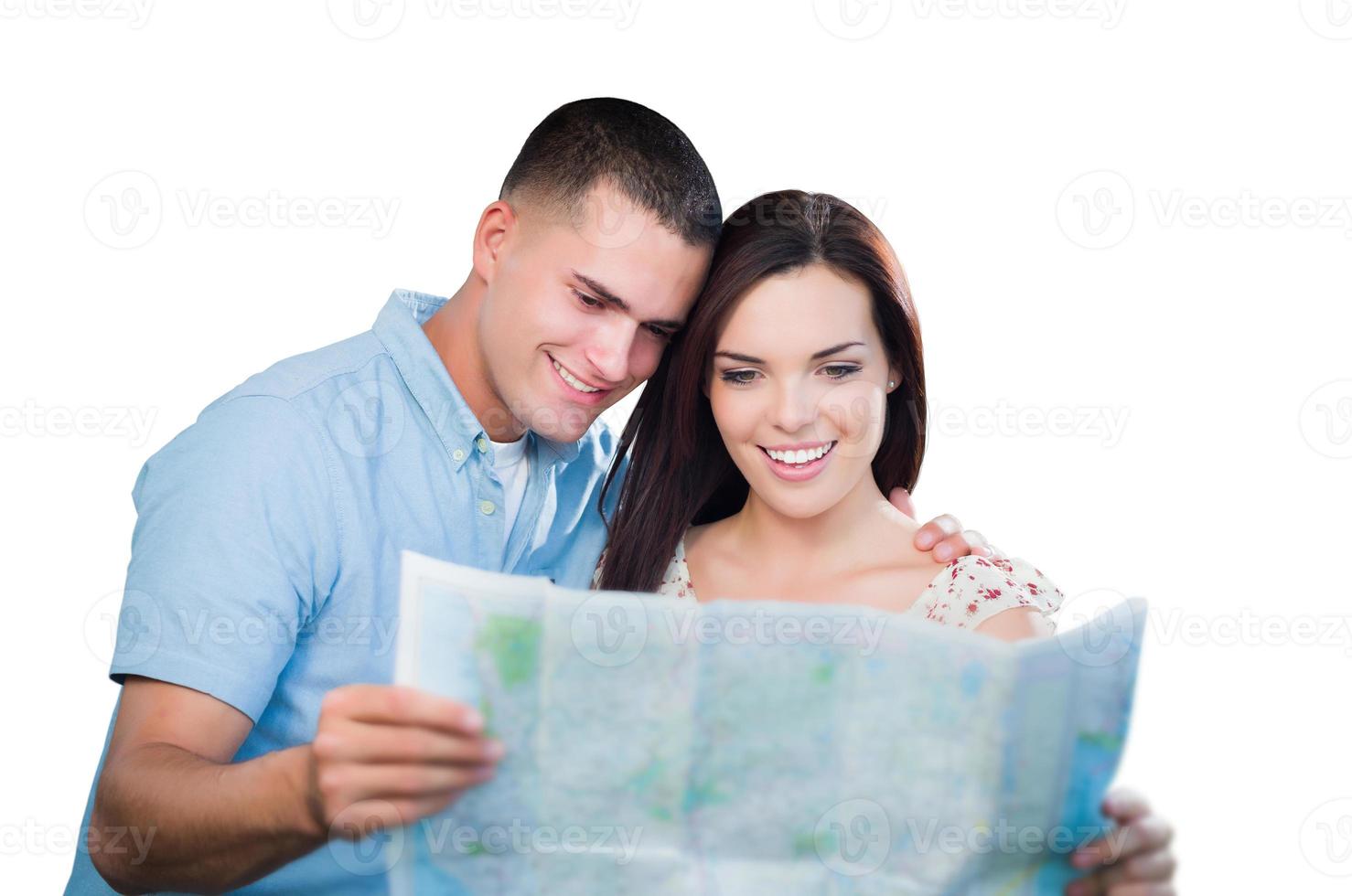 jeune couple militaire regardant la carte isolée sur blanc photo