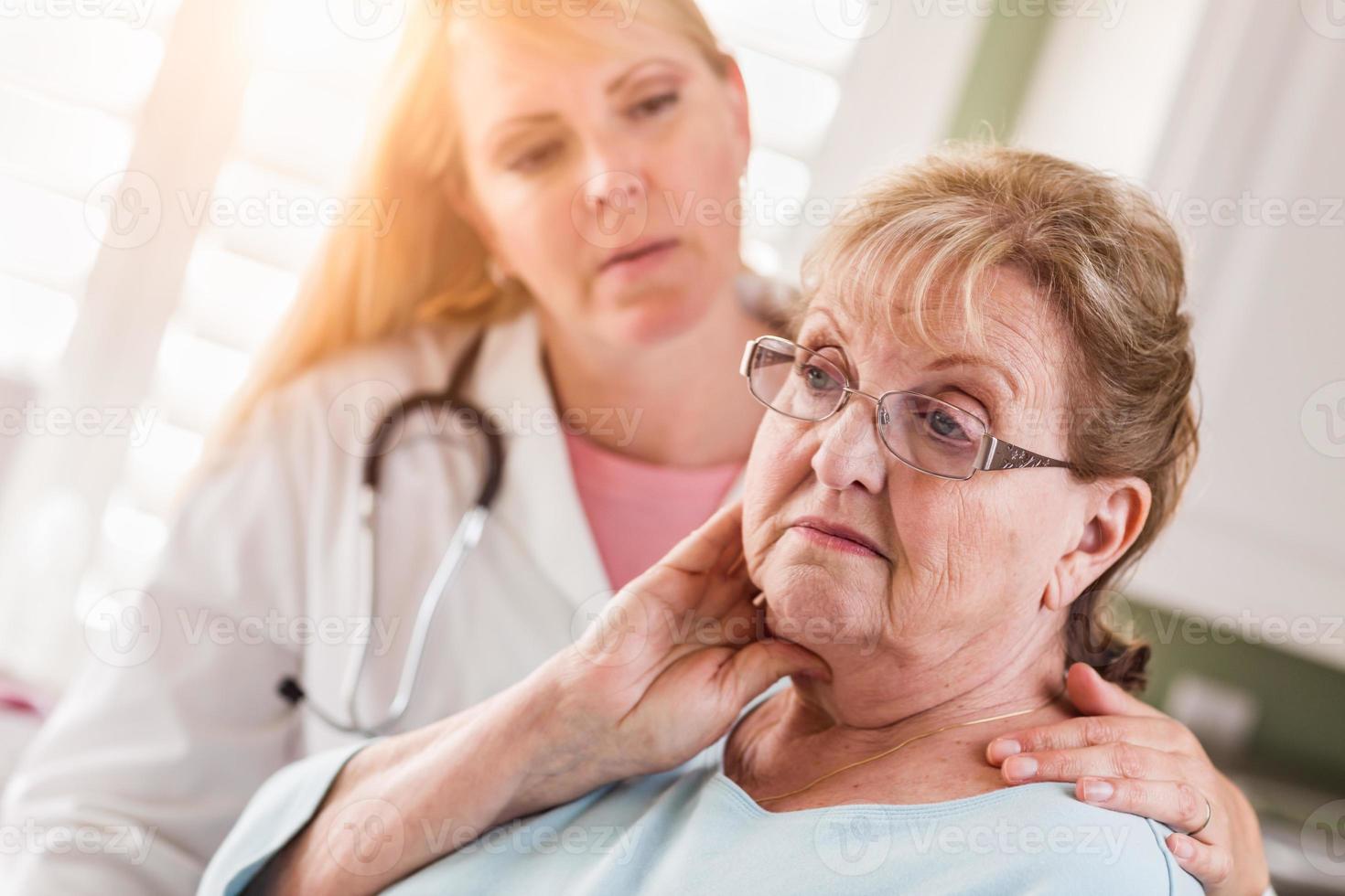 femme adulte âgée mélancolique consolée par une femme médecin ou infirmière photo