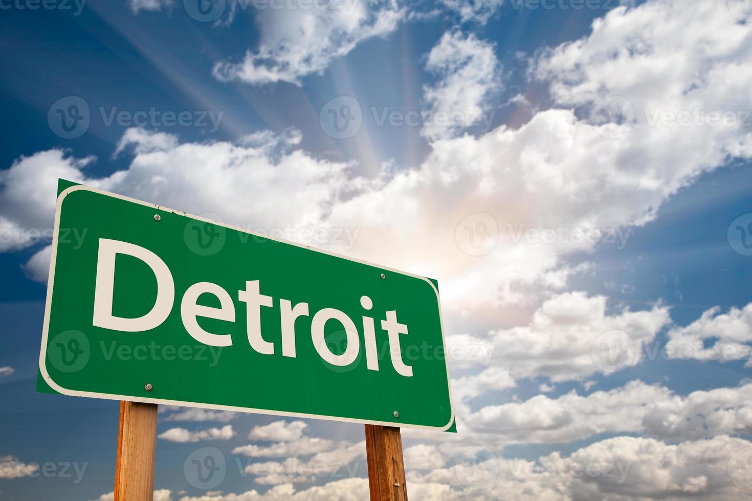 Panneau de signalisation vert de Detroit au-dessus des nuages photo