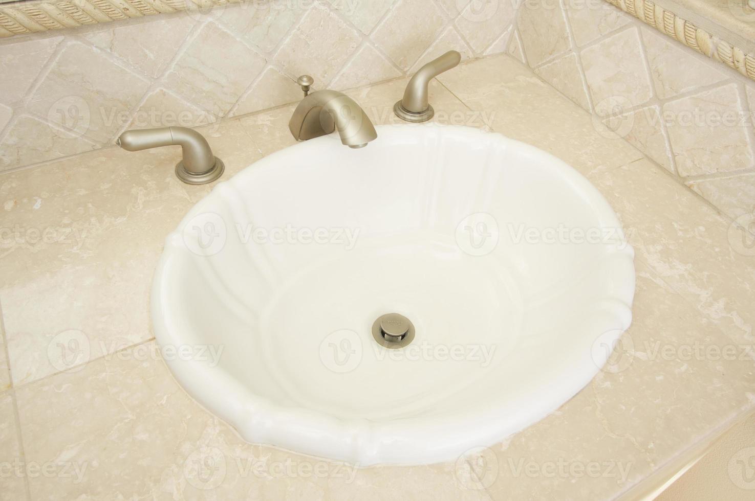 lavabo coquille et robinet photo