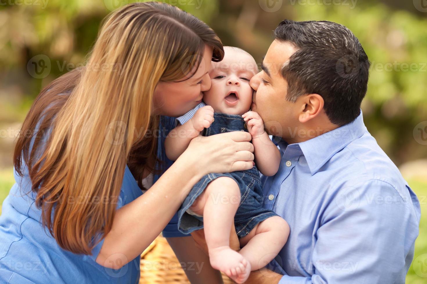 heureux parents métis jouant avec leur fils photo