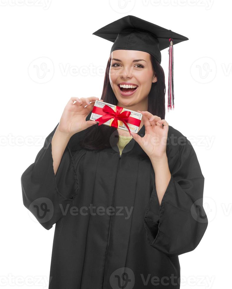 femme diplômée tenant une pile de billets de cent dollars emballés dans un cadeau photo