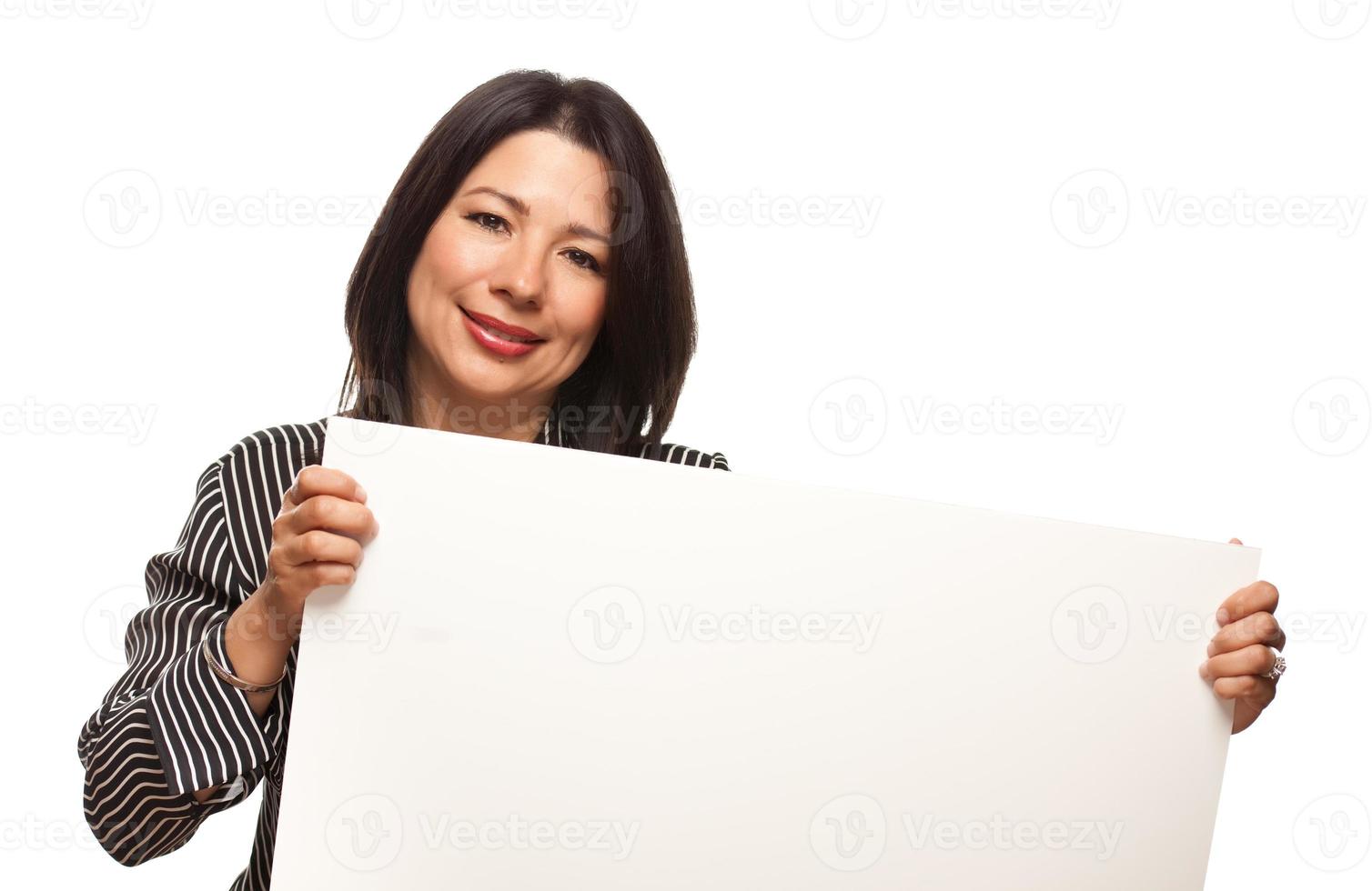 jolie femme multiethnique tenant une pancarte blanche vierge photo