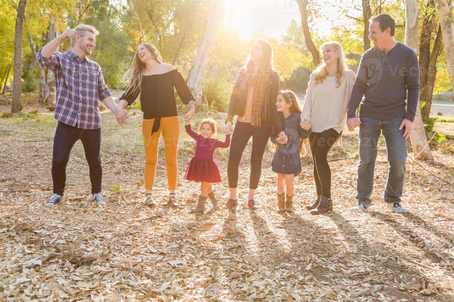 portrait de famille métisse multigénérationnelle à l'extérieur photo