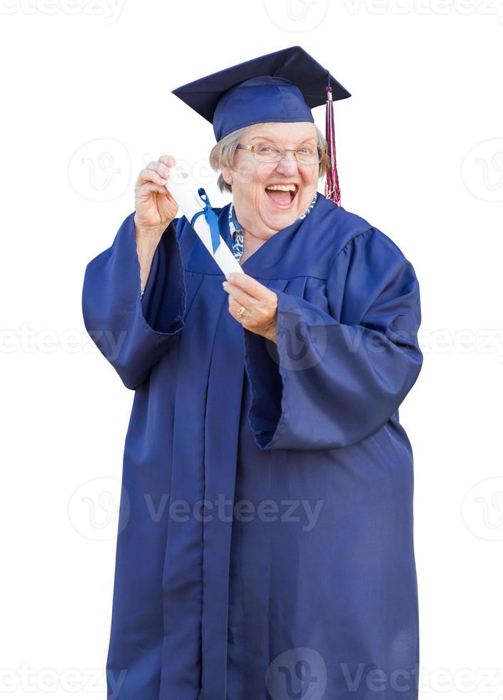 heureuse femme adulte âgée diplômée en bonnet et robe tenant un diplôme isolé sur fond blanc. photo