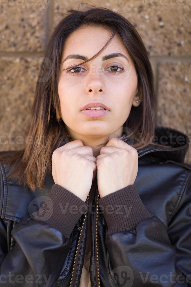 beau portrait de jeune femme métisse meloncholy à l'extérieur. photo