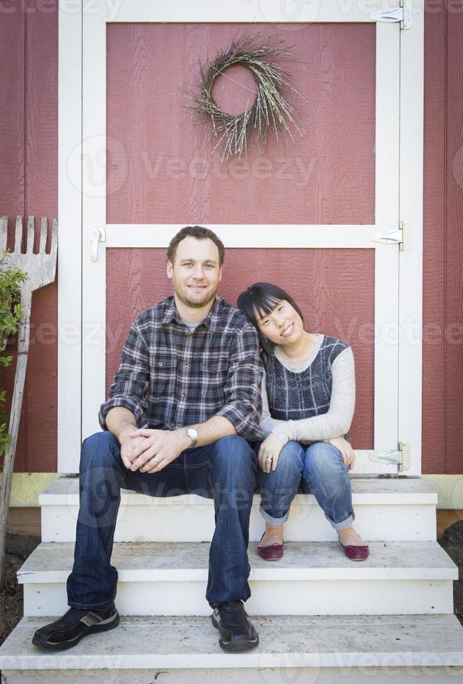 couple mixte se reposant sur les marches photo