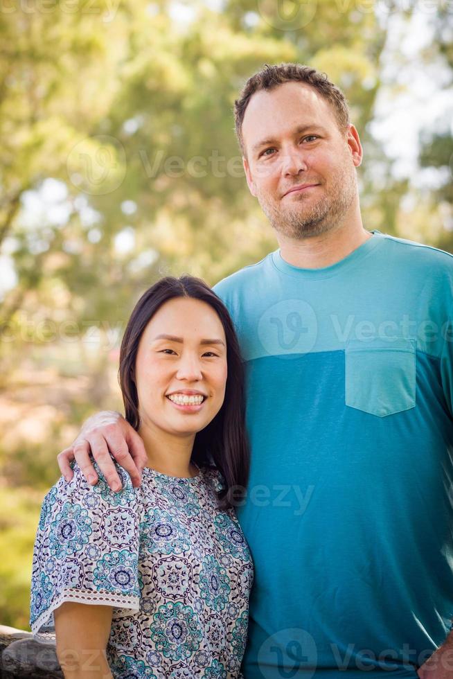 portrait en plein air d'un couple biracial chinois et caucasien. photo