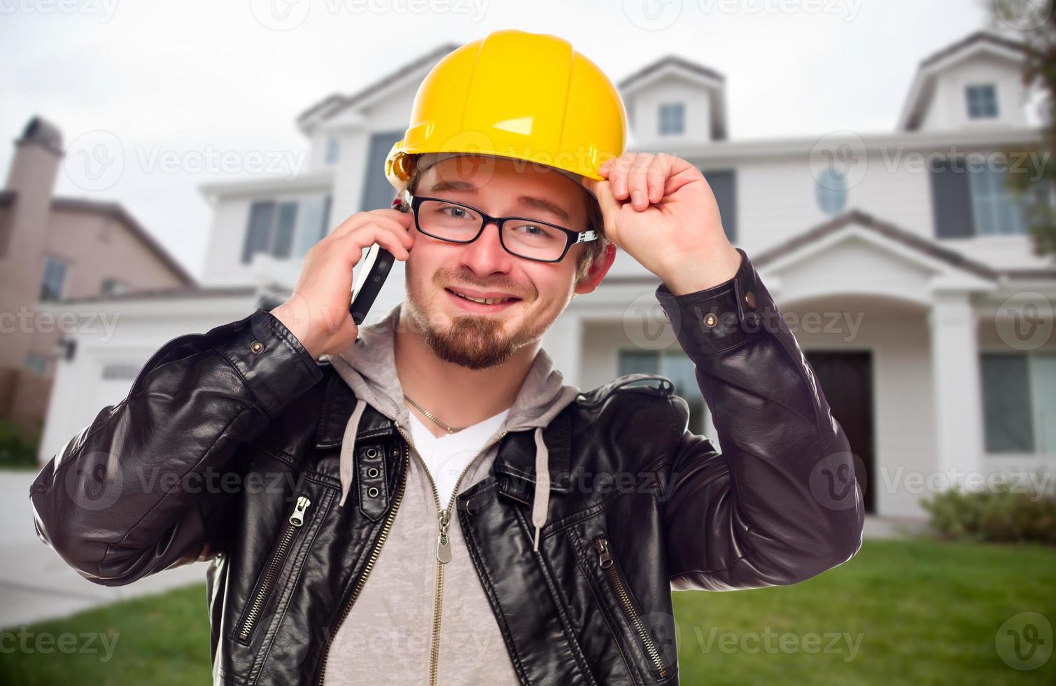 entrepreneur portant un casque au téléphone devant la maison photo