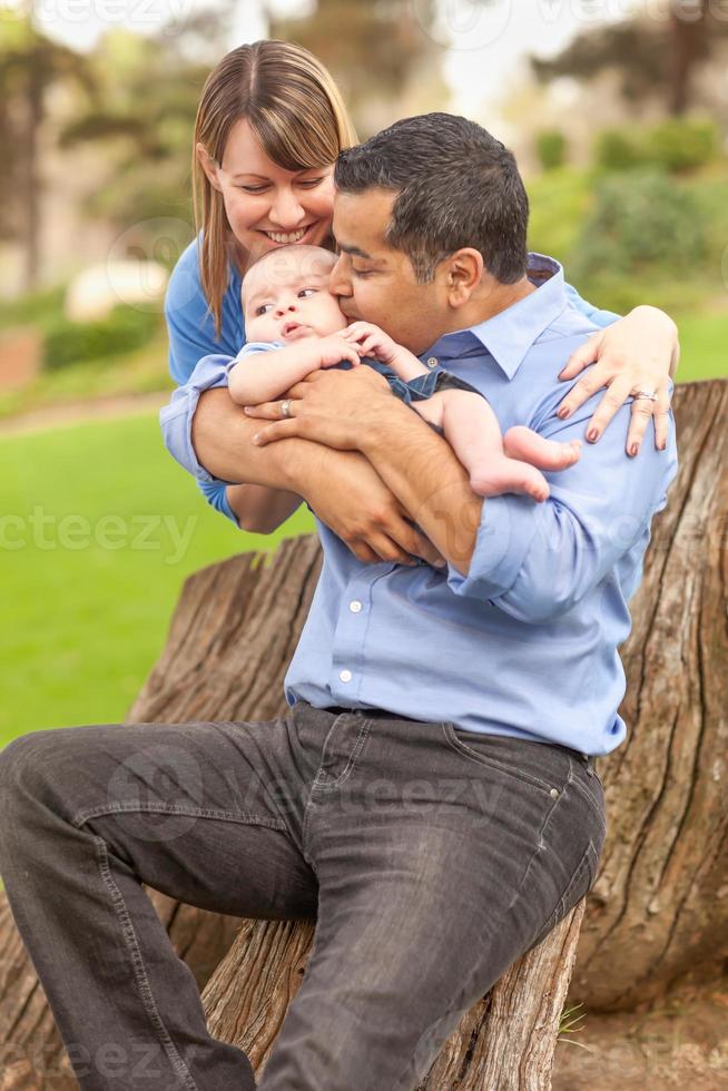 Happy mixed race family posant pour un portrait dans le parc photo