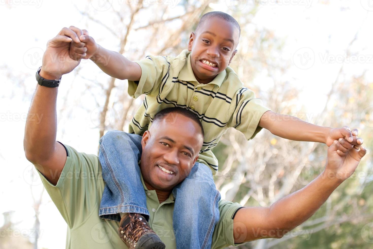 homme et enfant afro-américain s'amusant photo