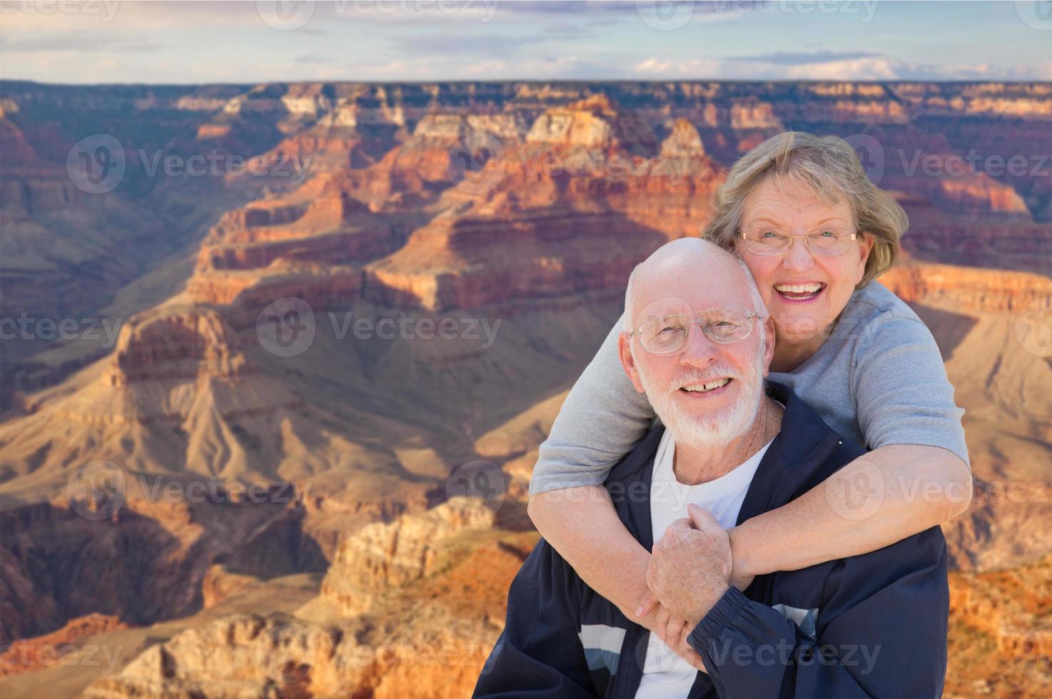 heureux couple de personnes âgées posant au bord du grand canyon photo