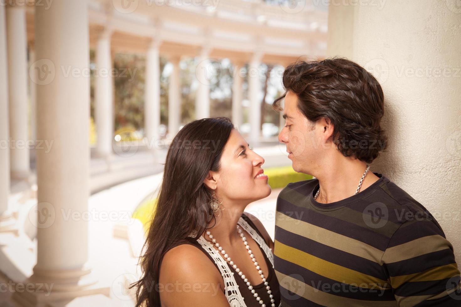 Heureux couple hispanique attrayant au parc photo