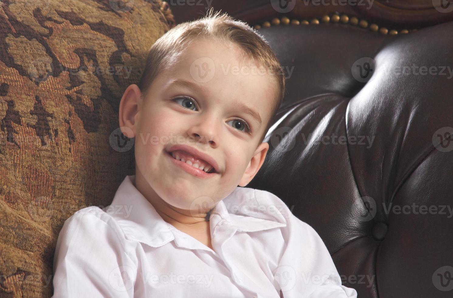 adorable jeune garçon sourit photo