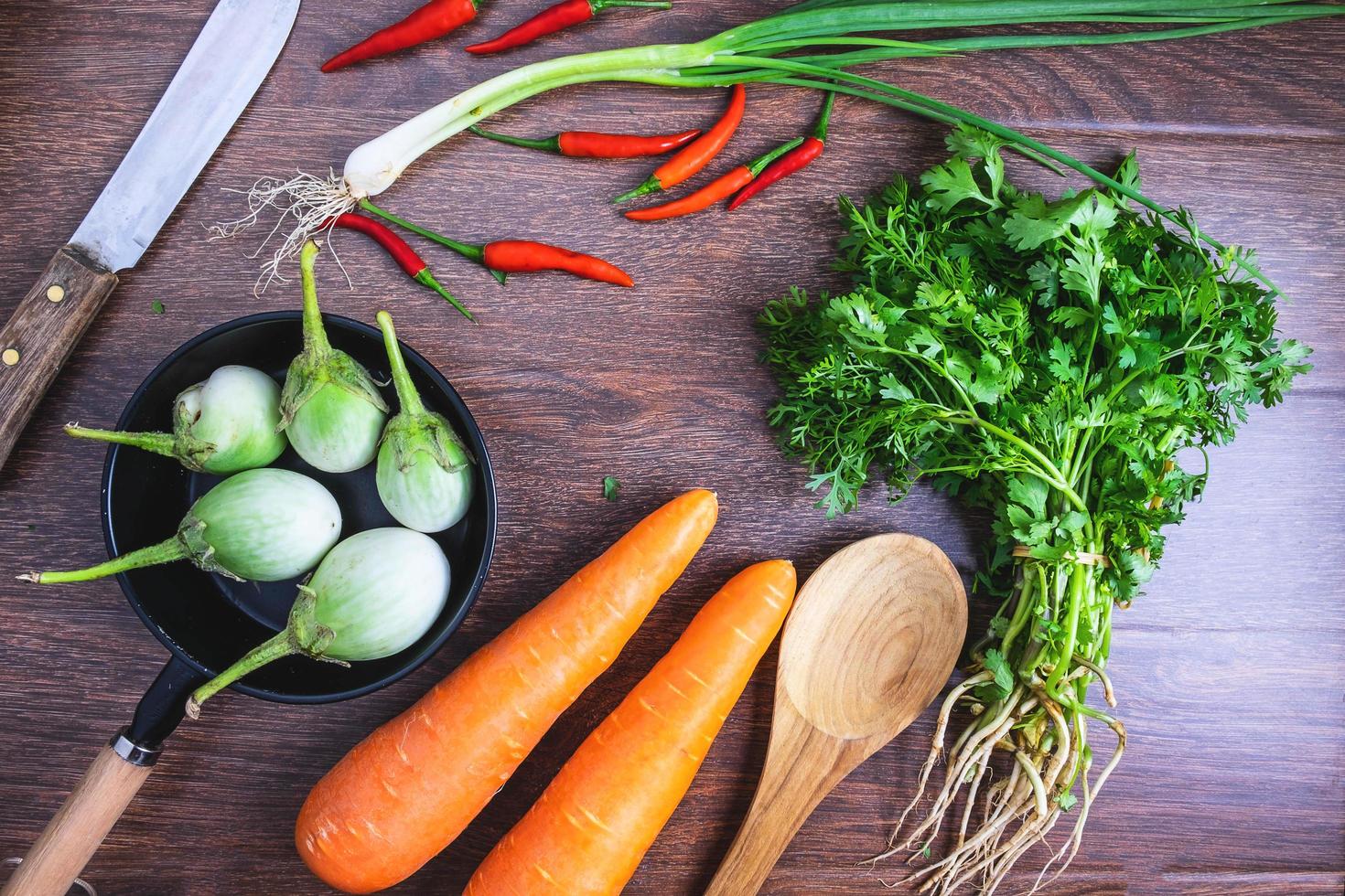 légumes sur fond de bois photo