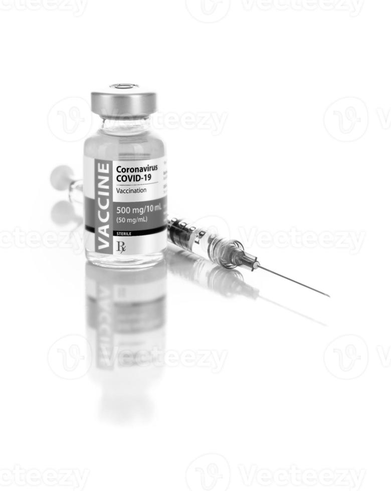 flacon et seringue de vaccin contre le coronavirus covid-19 sur fond blanc réfléchissant photo