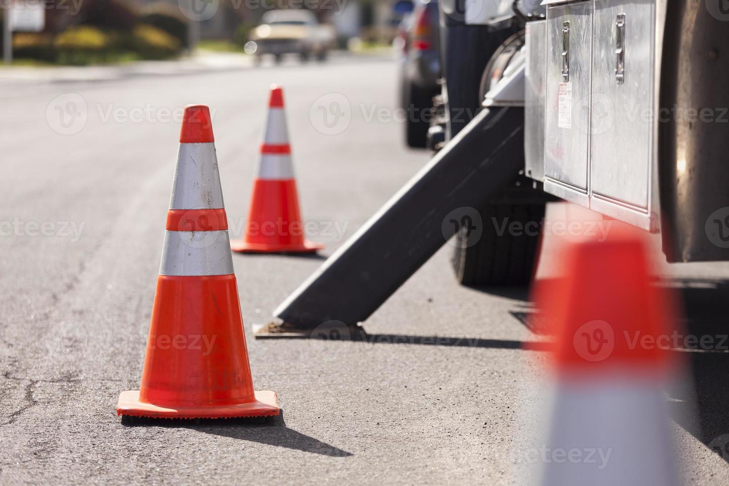 cônes de sécurité orange et camion de travail photo