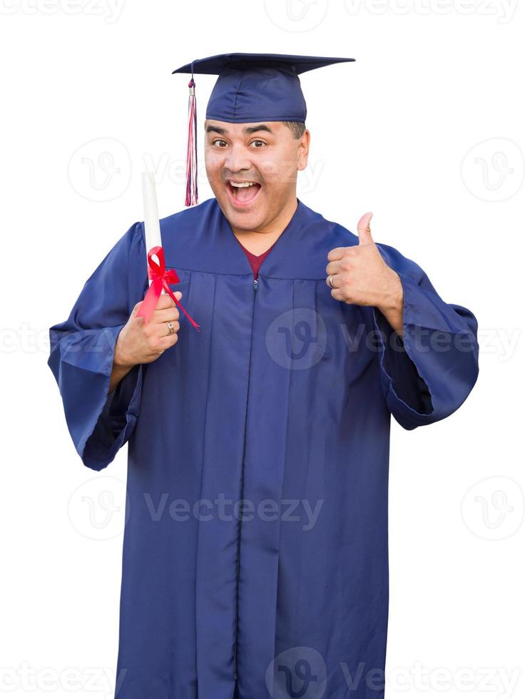 homme hispanique avec déplome portant une casquette de graduation et une robe isolée photo