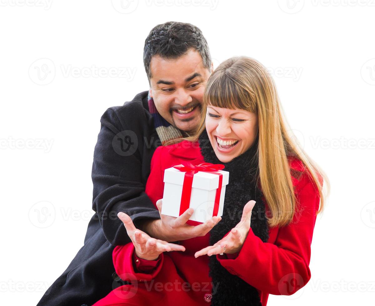 couple de race mixte échangeant un cadeau de noël isolé sur blanc photo