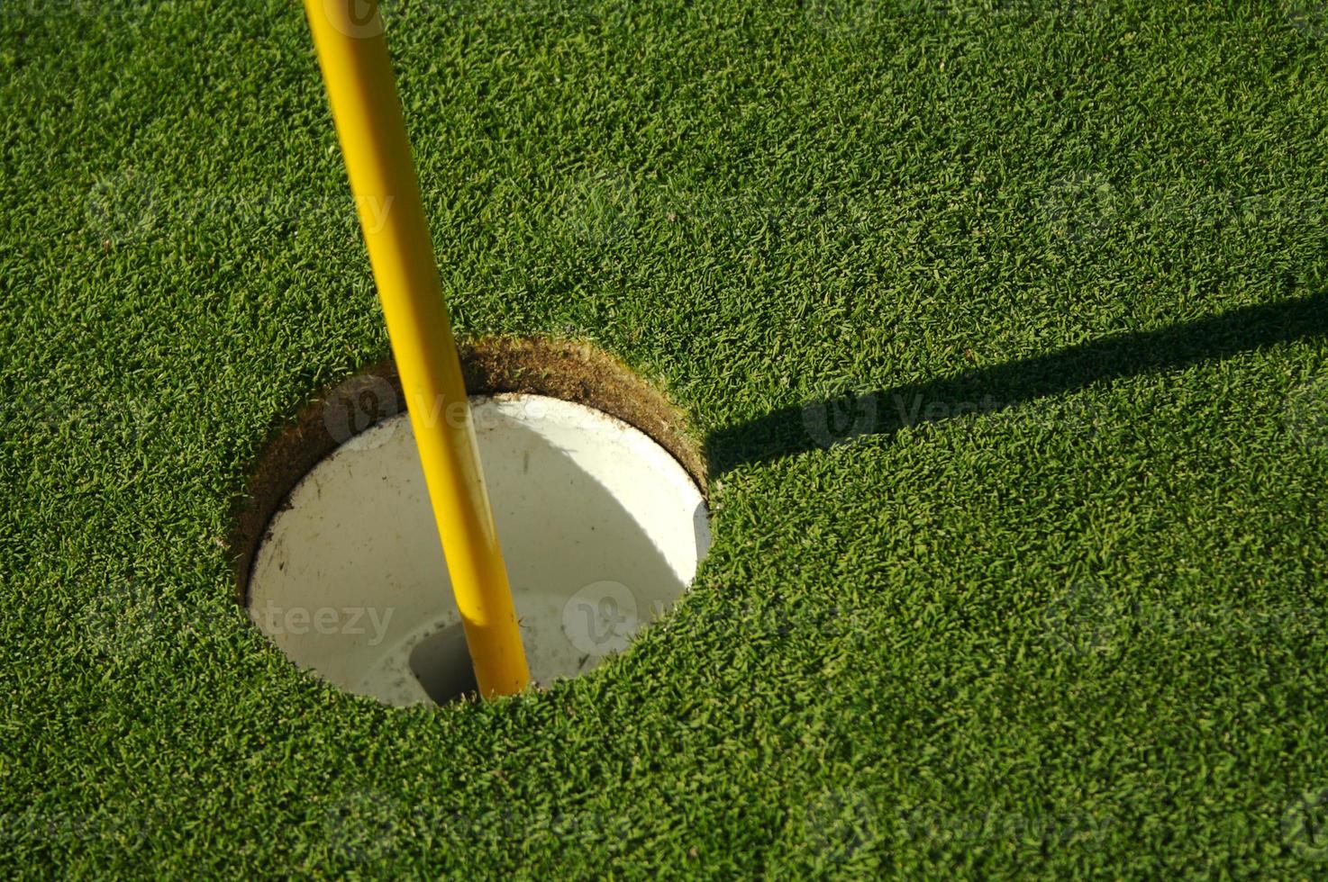 vert de golf et drapeau luxuriants et fraîchement tondu photo