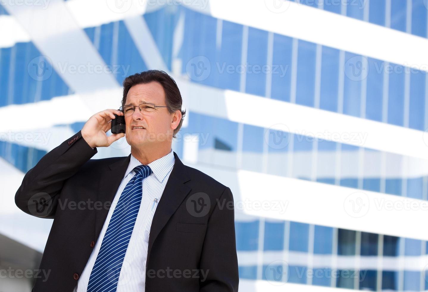 homme d'affaires concerné parle sur son téléphone portable photo