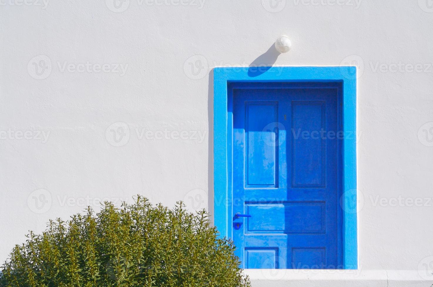 gros plan abstrait du mur, de la porte et de la lampe de la maison de santorin. photo