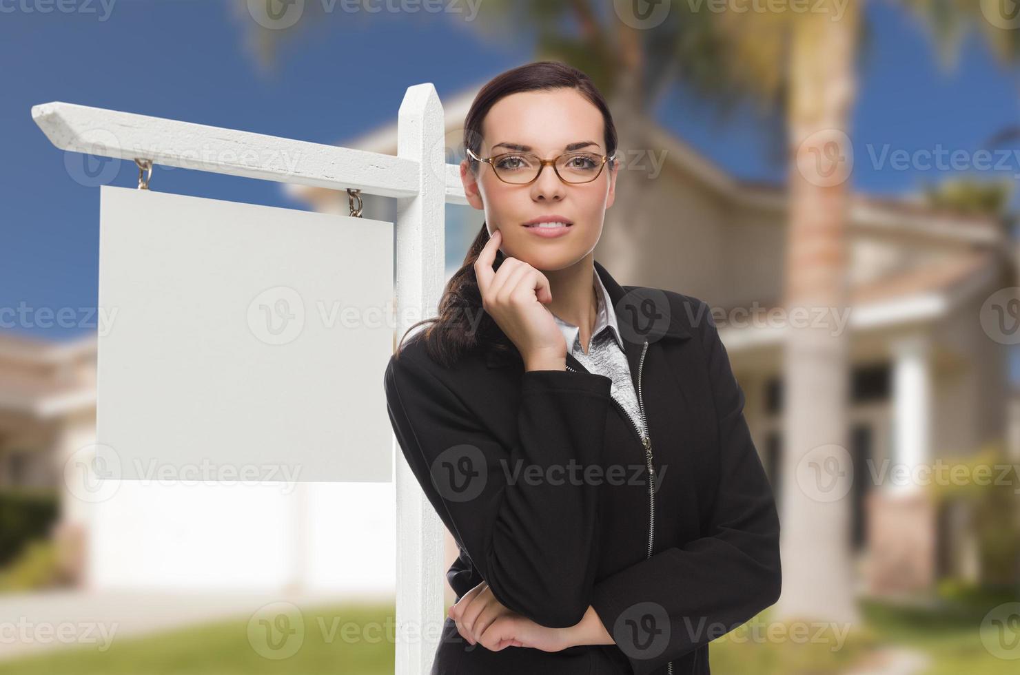 femme devant la maison et signe immobilier vierge photo