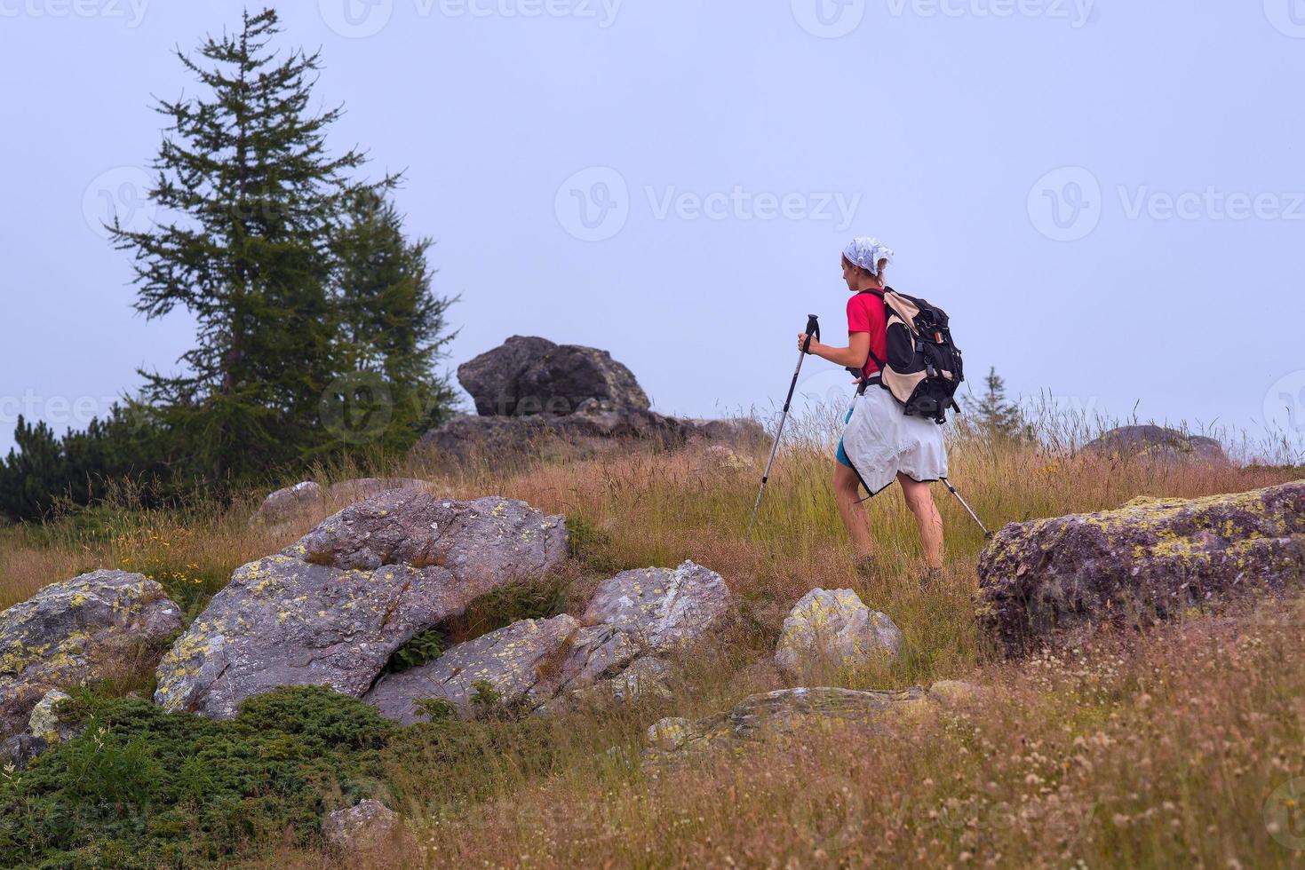 trekking dans les montagnes une femme seule photo