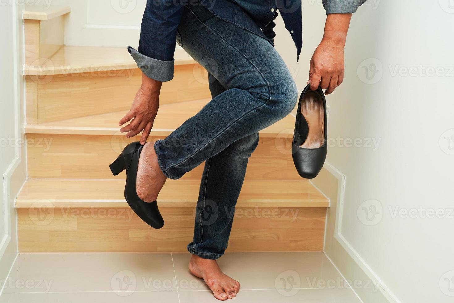 femme d'affaires asiatique douleur à la cheville, pied avec crampe à la jambe et chute dans les escaliers à cause des surfaces glissantes au bureau. photo