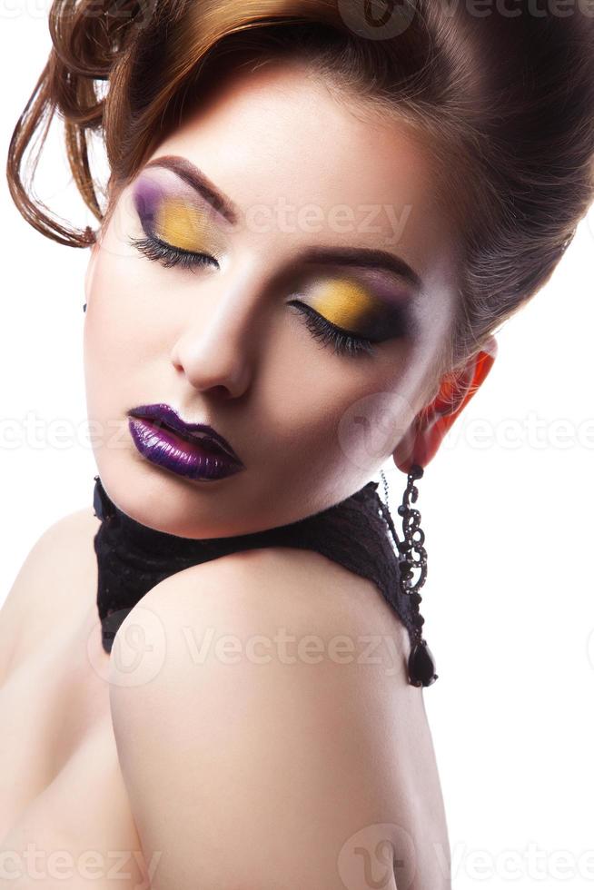 portrait d'une femme magnifique aux yeux fermés et maquillage en studio photo