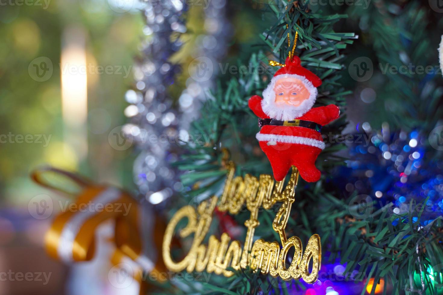 les poupées du père noël sont utilisées pour décorer le sapin de noël pour préparer les célébrations de la saison de noël chaque année. mise au point douce et sélective. photo