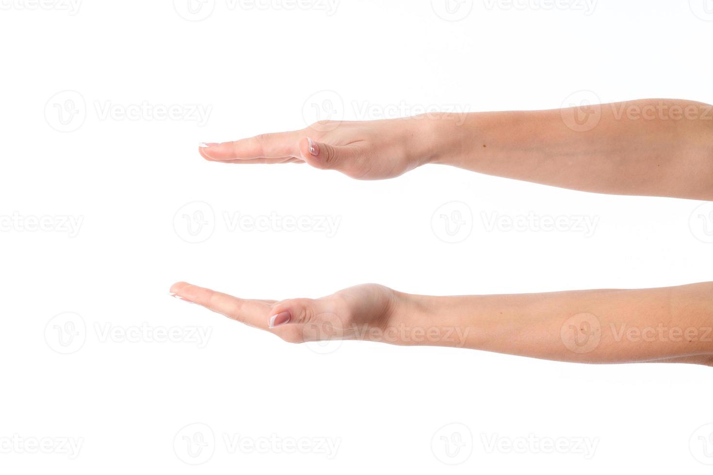 les mains des femmes sont tendues l'une en face de l'autre isolées sur fond blanc photo
