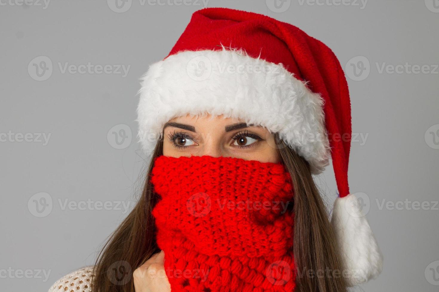 fille en bonnet de noel et écharpe rouge photo