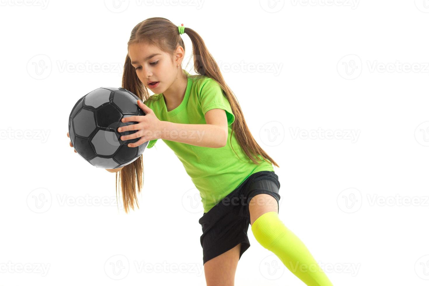 une charmante petite fille dans le studio tient le ballon photo