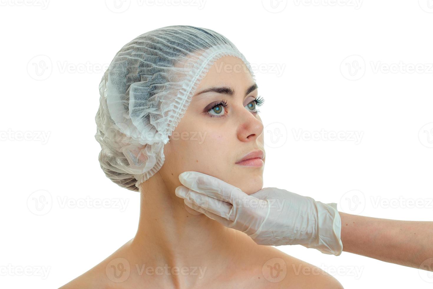 portrait d'une jeune fille dans un chapeau personne qui vérifie la santé spéciale par un médecin dans une main gantée blanche photo