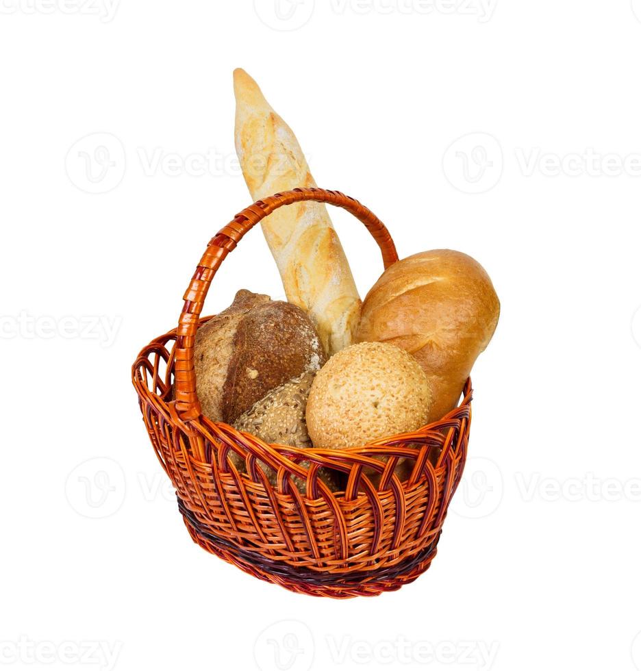 miches de pain et baguettes dans un panier en osier photo