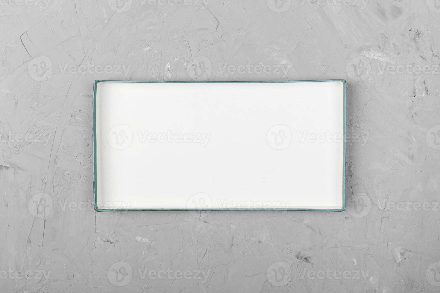 boîte ouverte vide rectangulaire blanche, vue de dessus sur fond en bois blanc. vue de dessus photo